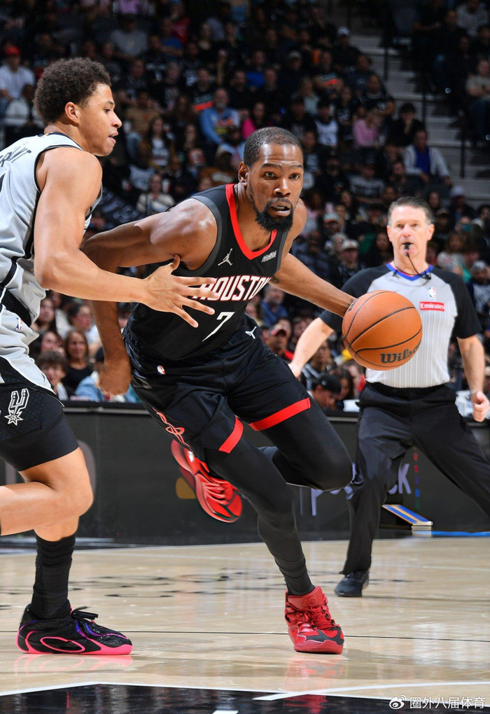 星空-火箭惨遭马刺狂虐！杜兰特阿门合砍46分 过去6战吞3败跌西部第四|凯文·杜兰特|圣安东尼奥马刺队|休斯敦火箭队|NBA常规赛|nba_新浪体育_新浪新闻